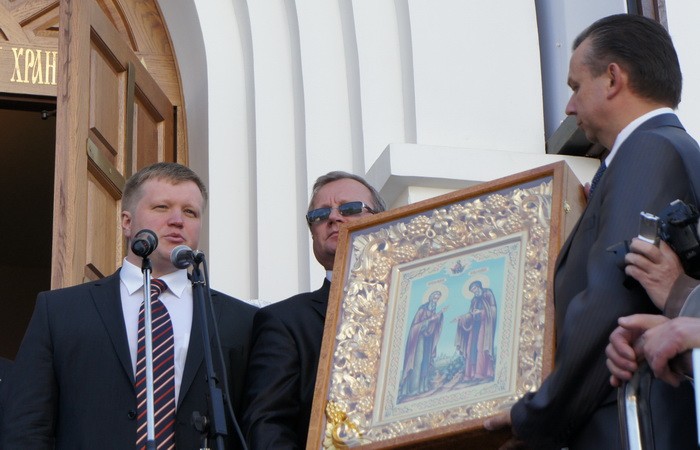Икона, мэр Череповца Юрий Кузин на освящении храма Афанасия и Феодосия Череповецких