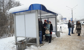 Современный навес появился на автобусной остановке &laquo;Октябрьский мост&raquo;