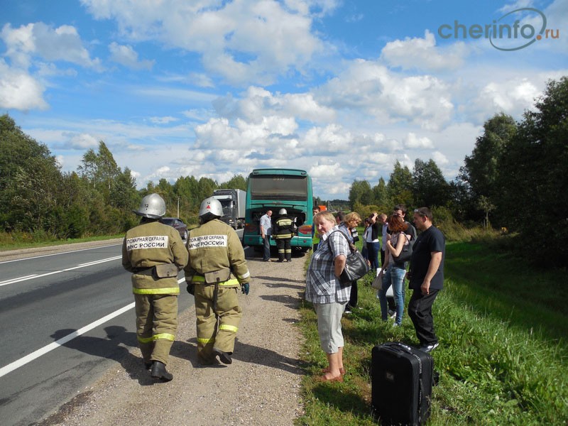 На трассе у поселка Яганово загорелся автобус Череповец — Вологда 