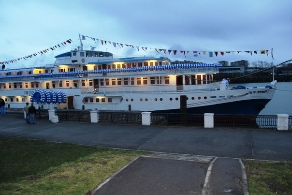 Плавучая гостиница «Пётр I» открылась сегодня в Череповце на улице Набережной