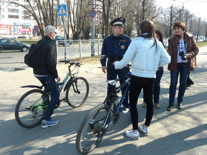 В Череповце инспекторы ГИБДД останавливают велосипедистов и разъясняют им правила движения