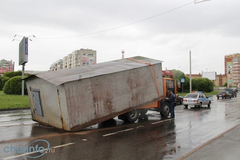 На Октябрьском проспекте в Череповце с грузовой платформы упал гараж