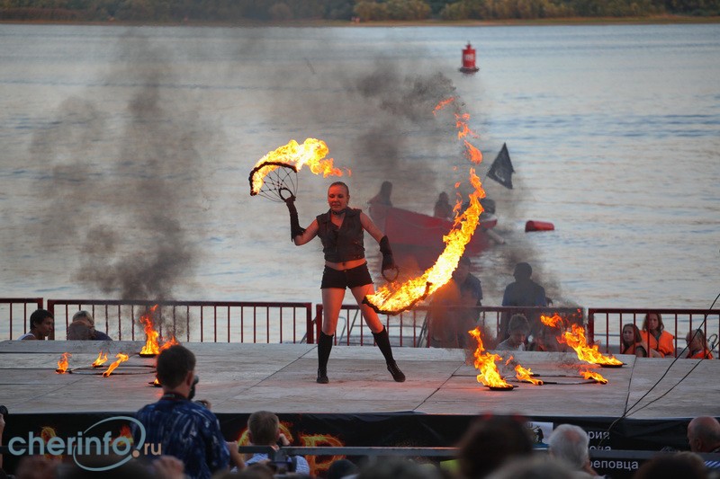Вологжанка Наталья Борисова выступила с сольным номером, продемонстрировав работу с горящими обручами