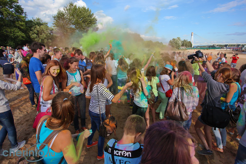 Череповецкая молодежь проводила лето красочным мультифестивалем на пляже