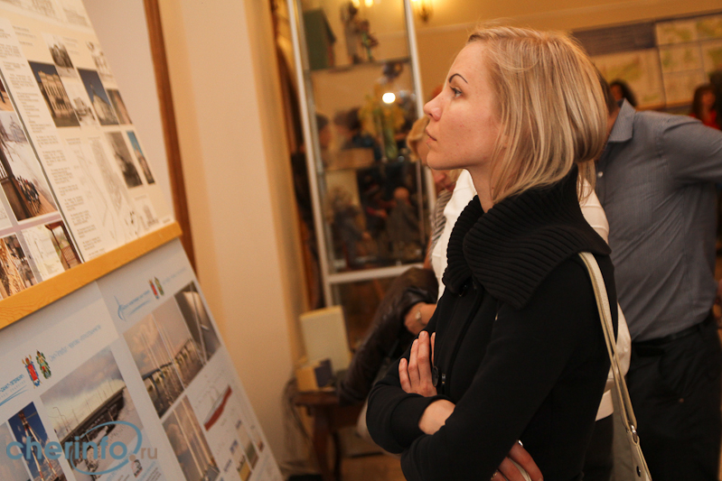 В Камерном театре открылась выставка, рассказывающая об участии Петербурга в становлении Череповца