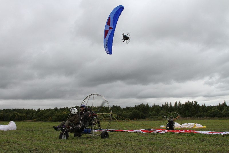 Сильнейшие парапланеристы области показали в Череповце фигуры высшего пилотажа