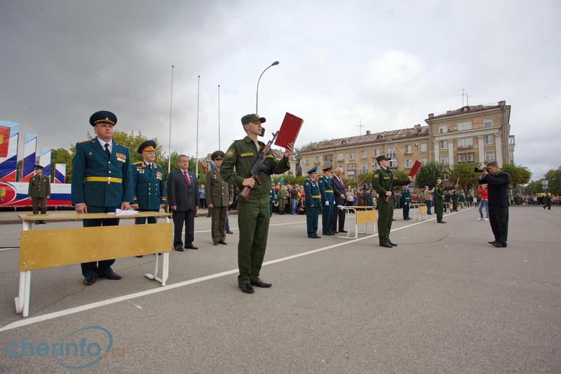 Курсанты военного института принесли присягу на площади Металлургов в Череповце