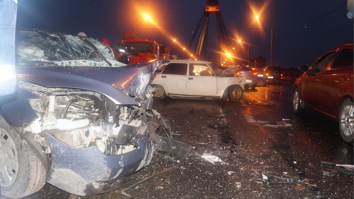 В Череповце на Октябрьском мосту произошла крупная авария, погиб 20-летний водитель