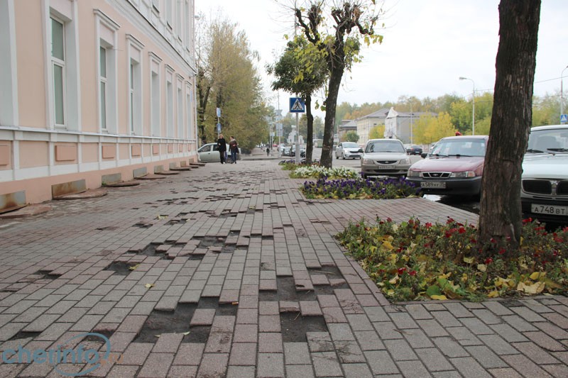 На Советском проспекте в Череповце заменят 938 квадратных метров тротуара