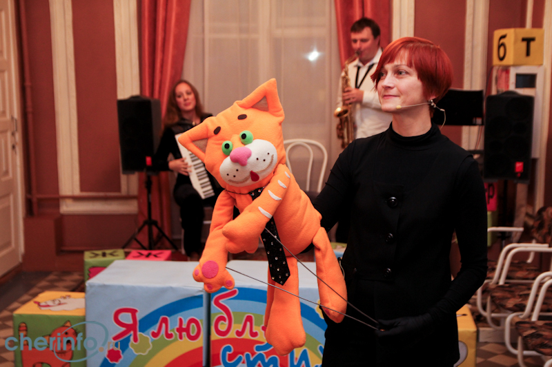 Рыжий кот Филармон открыл в Череповце фестиваль литературного театра «Кот-баюн»