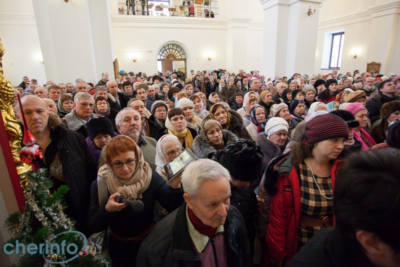 Тысячи прихожан смогли приложиться к мощам святых в Череповце