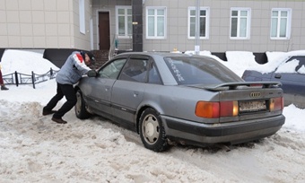 Машины вязнут на городских парковках и во дворах в Череповце