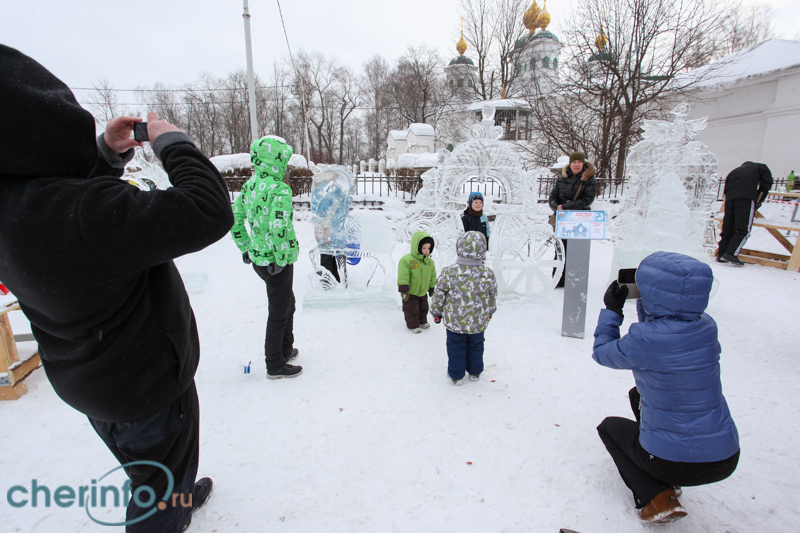 Зимнюю сказку из снега и льда создали череповчане на Соборной горке (