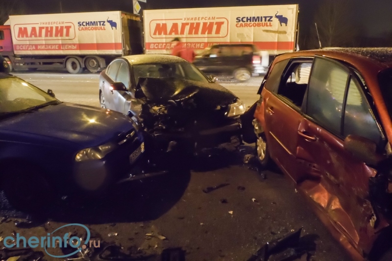 Крупную аварию на Октябрьском мосту в Череповце 14.02.2015, скорее всего, устроил пьяный водитель