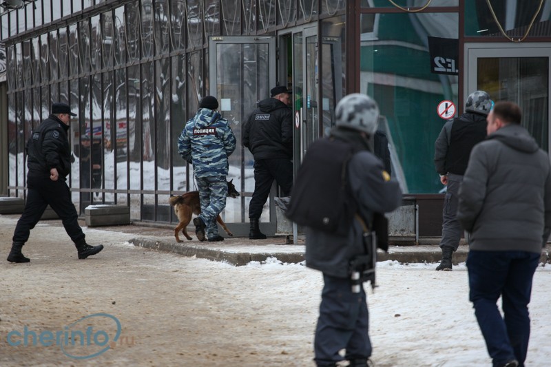 В Череповце из-за подозрительного дипломата полиция оцепила магазин «Вега» на улице Ленина
