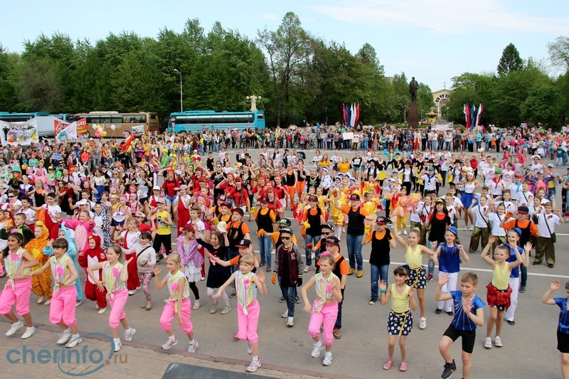 300 юных танцоров «Танц-плантации» прогнали тучи из Череповца