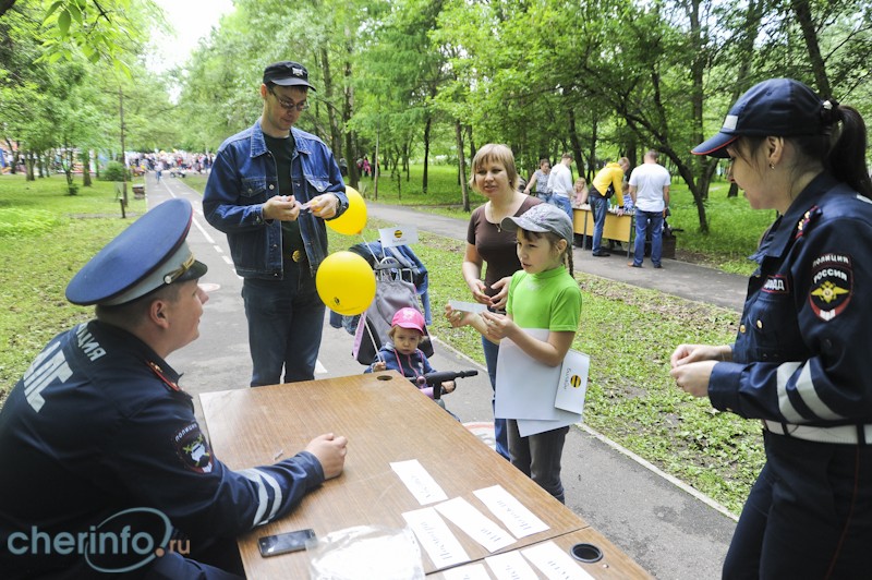 Мы за правильные ответы дарим сувениры», — рассказала инспектор ГИБДД Череповца Алёна Екимовская