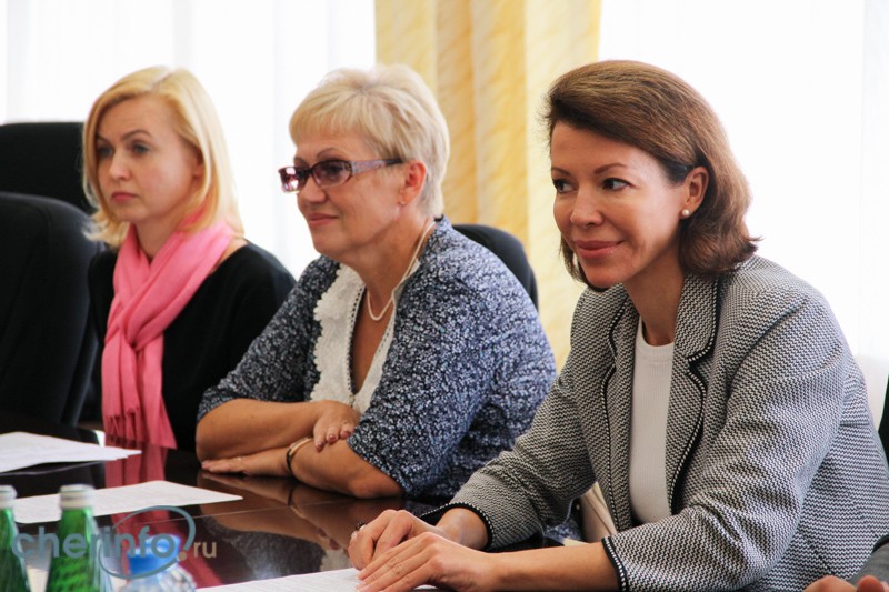 на встрече с городскими и областными властями говорила посетившая Череповец член Общественной палаты РФ Вероника Крашенинникова, возглавляющая Институт внешнеполитических исследований и инициатив и Центр международной журналистики