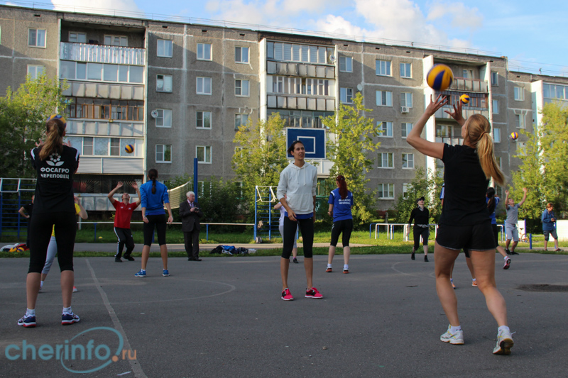 Игроки волейбольной «Северянки» провели открытый мастер-класс на школьном стадионе в Череповце