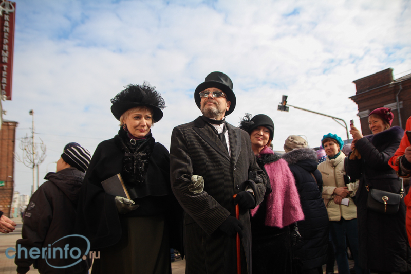 В День театра череповецкие актеры устроили уличное представление на Советском проспекте