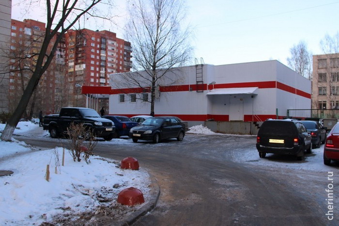 Между жильцами домов № 15 и 17 по улице Командарма Белова и магазином «Магнит» возник конфликт из-за парковочного пространства