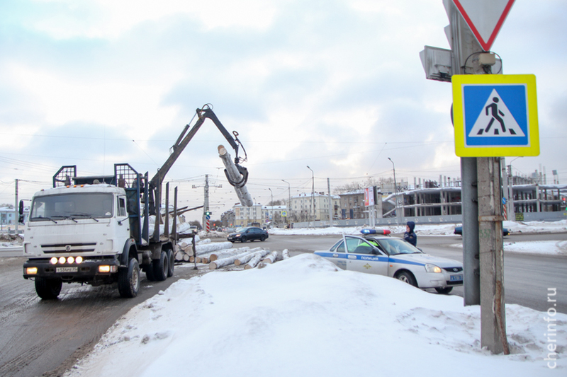 На перекрестке Сталеваров — Победы опрокинулся прицеп лесовоза
