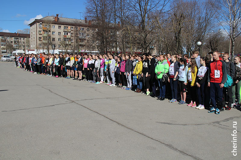 Легкоатлетическая эстафета школьников в Череповце перед Днем Победы