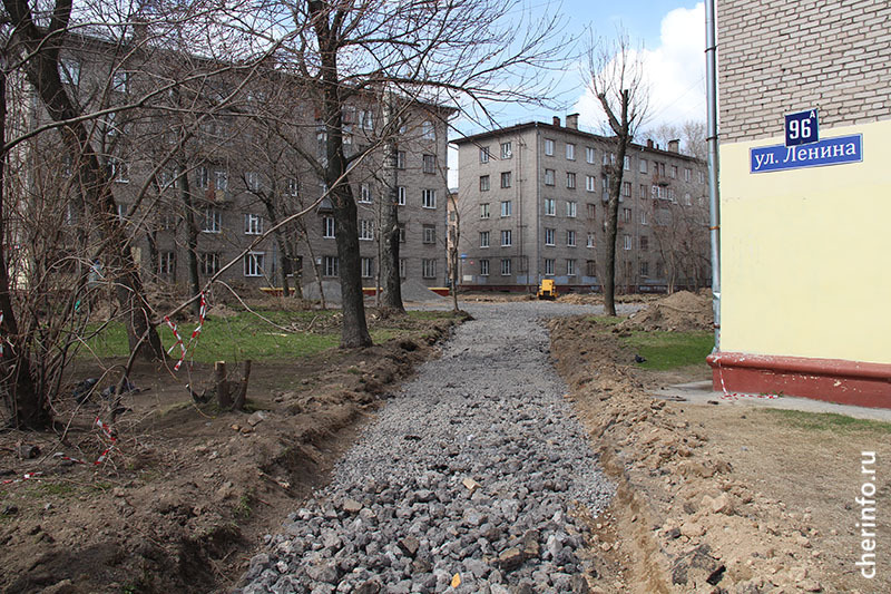 Сквер между домами № 96а и 100б, напротив стадиона «Металлург»