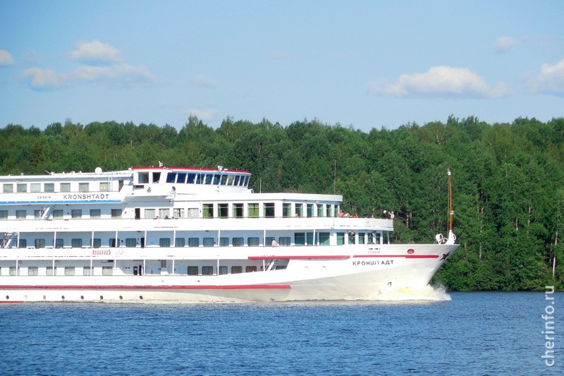 Теплоход Кронштадт прибыл в Череповце первым в навигацию 2017 года