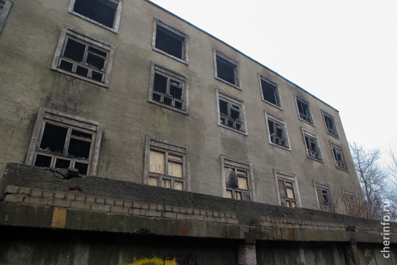 Заброшенное четырехэтажное здание на территории "Красной Звезды"
