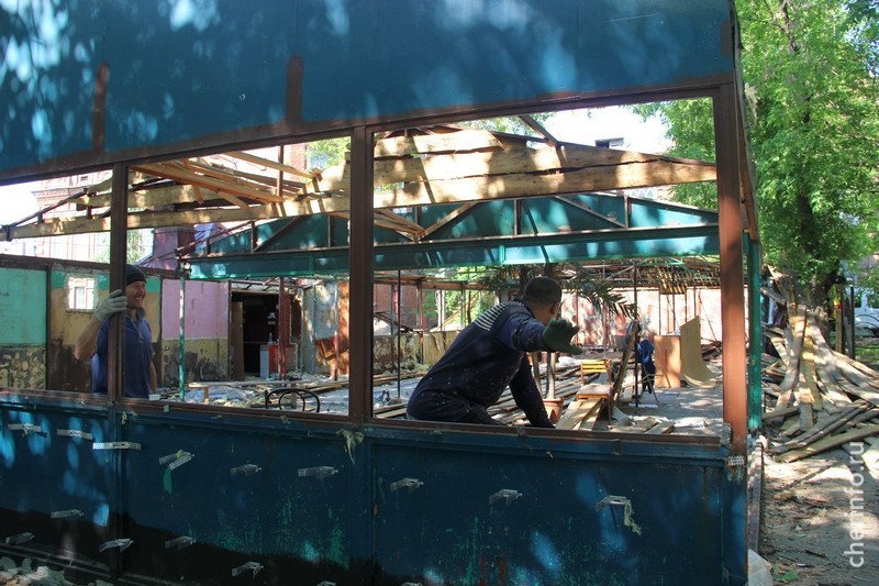 Сносят кафе "Старый город" на Советском проспекте в Череповце, июнь 2018 г.