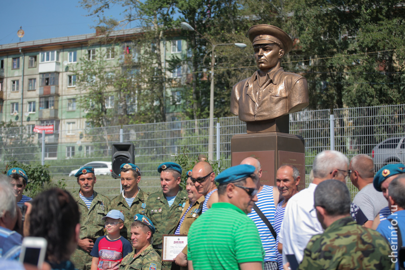 Бюст Василия Маргелова в Череповце