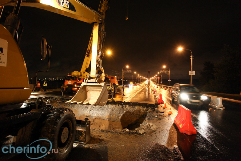 В течение всей сегодняшней ночи строители вели раскопки на части Октябрьского проспекта для прокладки трубы ливневой канализации