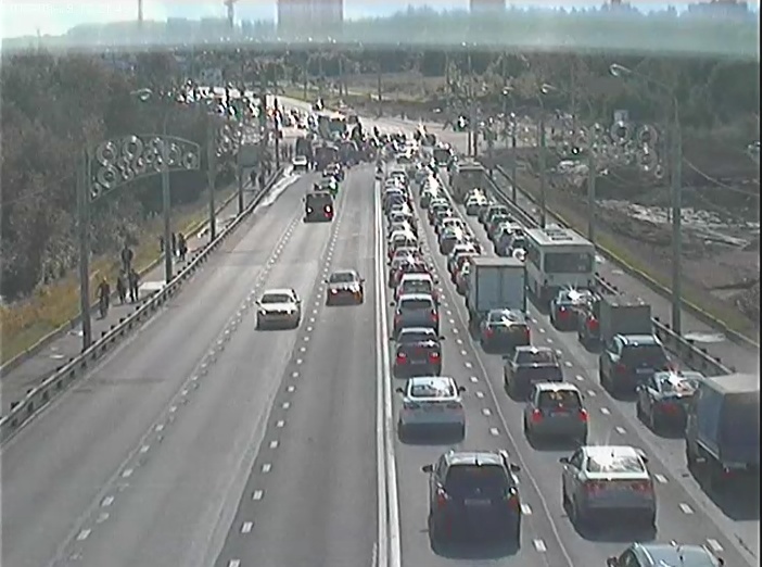 Октябрьский проспект у моста наполовину перекрыт, движение затруднено