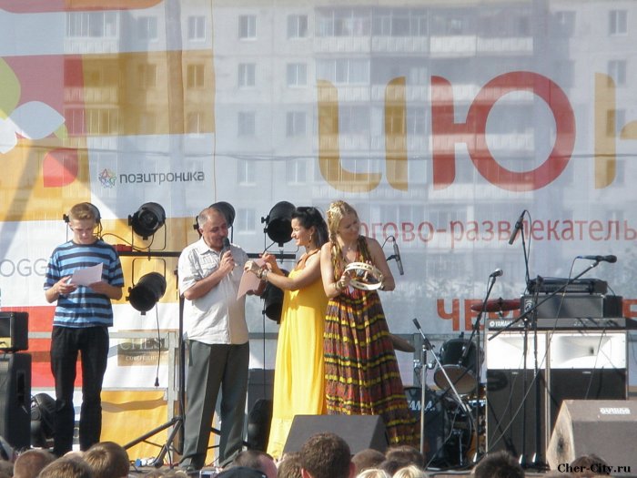 Открытие ТРЦ "Июнь", Ксения Собчак с бубном