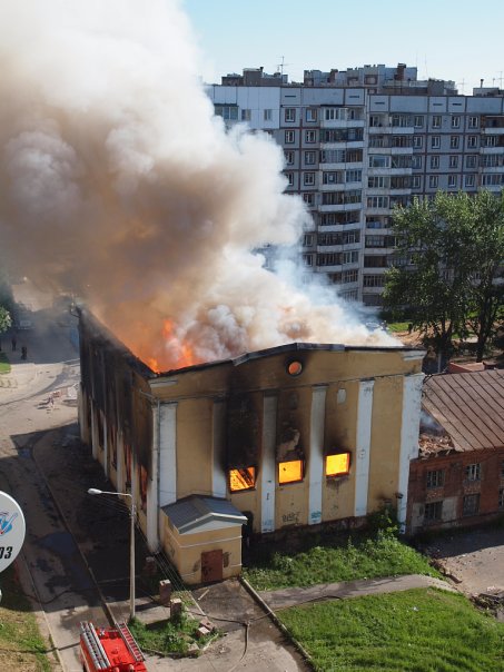 Пожар в бывшей спортивной школе, дым