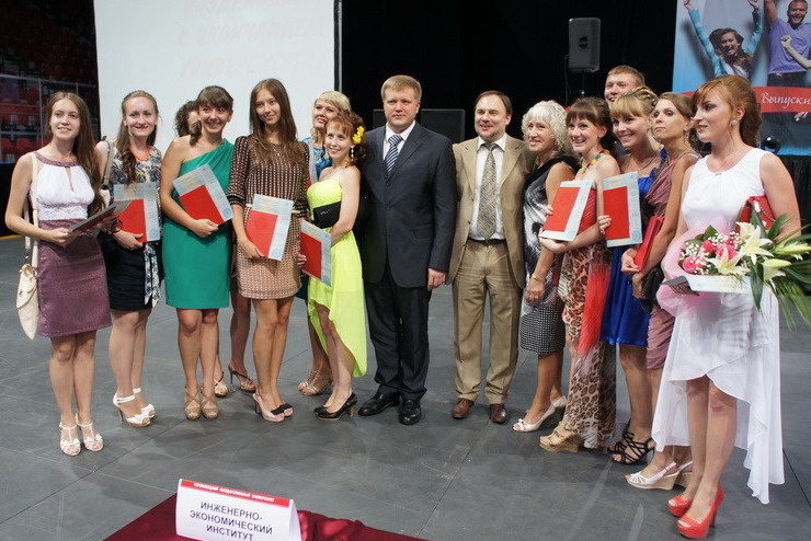 Выпускники ЧГУ, инженерно-экономический инстутут, 4 июля 2013, Череповец, Ледовый дворец