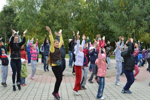 В Череповце родители научили детей играть в забытые дворовые игры