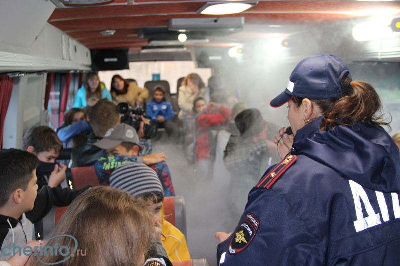 Юным череповчанам наглядно показали, что случается с теми, кто не пристегивается в транспорте