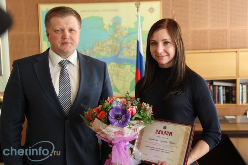 Мэр Череповца Юрий Кузин поздравил чемпионку мира по полиатлону Маргариту Спиридонову 