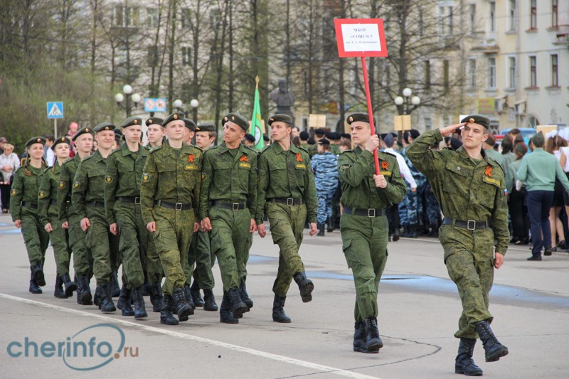 На площади Металлургов в Череповце состоялся традиционный фестиваль строя и песни