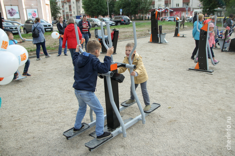 Установлена спортивная площадка на площади Химиков в Череповце