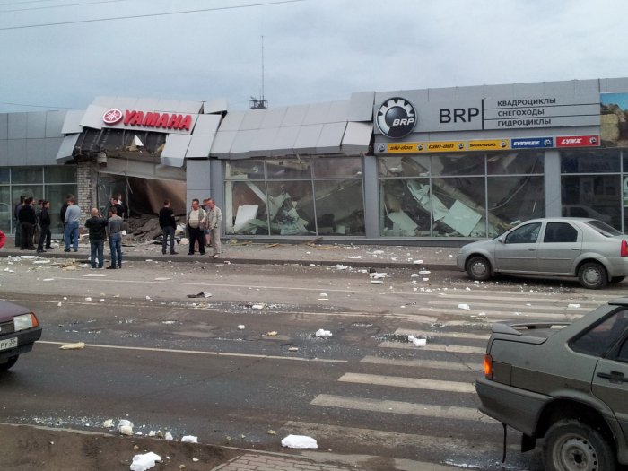 Автобус врезался в здание, 25.08.2012